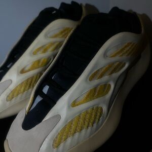 Yeezy 700 V3’ Mono Safflower’